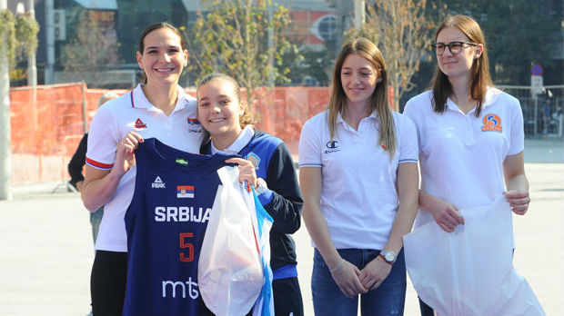 Petrovićeva i KSS promovisali žensku košarku na Trgu