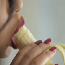 Pevačica UHAPŠENA zato što je simulirala ORALNI S*KS sa bananom! (VIDEO)