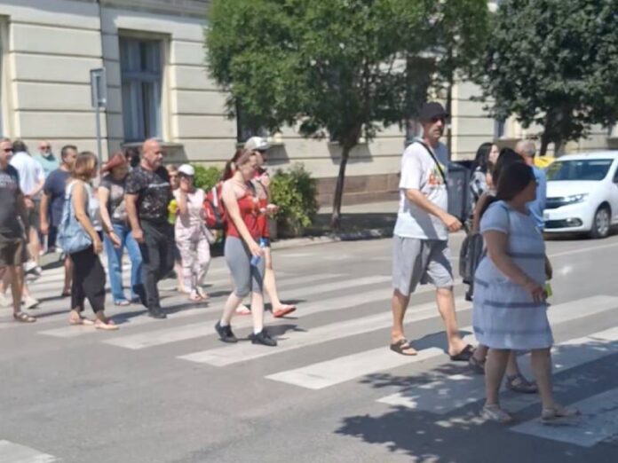 Piroćanci šetnjom po pešačkom prelazu blokirali ulaz u Sud