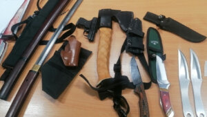 Pištolj, mač, noževi i sekira u automobilu na graničnom prelazu