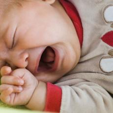 Pitanje koje muči novopečene mame: Da li je normalno da beba toliko plače?