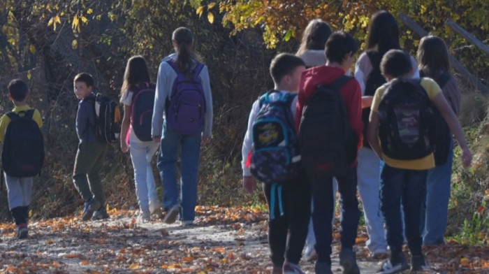 Pješače po 14 kilometara do škole: Školski kombi već mjesecima nije u funkciji za više sela oko Novog Pazara