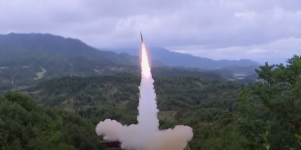Pjongjang objavio snimak lansiranja balističkih raketa sa kompozicije voza