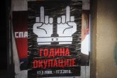Plakati sa srednjim prstima u Severnoj Mitrovici FOTO