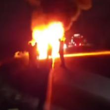 Plamen progutao vozilo! Požar na putu Kragujevac-Topola, saobraćaj zaustavljen (VIDEO)