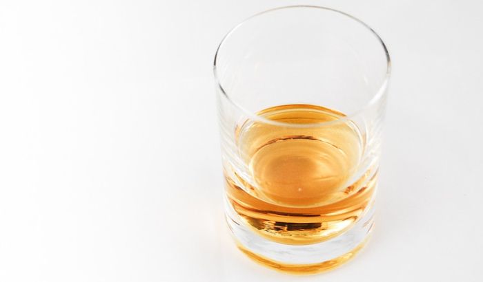 Platio čašu viskija 8.733 evra