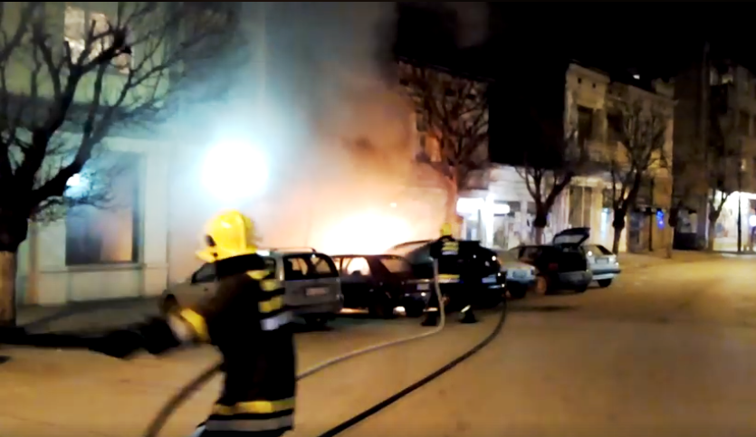 Plinskom bocom iz svog lokala zapalio tri automobila