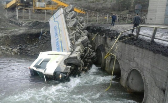 Pljevlja: Kamion pun uglja sletio u Vezišnicu