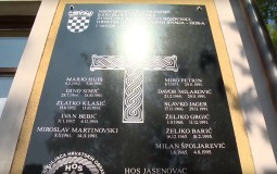
					Ploča s ustaškim pozdravom postavljena u Novskoj 
					
									