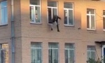 Pobegao iz policijske stanice: Skočio kroz prozor sa radijatorom oko ruke (VIDEO)