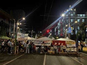 Pobunjeni univerzitet uz podršku studenata i građana, i dalje blokira raskrsnicu kod Vlade Srbije (FOTO)