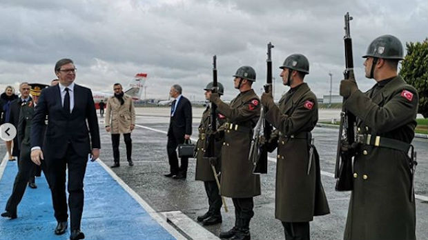 Vučić počasnoj gardi u Istanbulu - merhaba asker