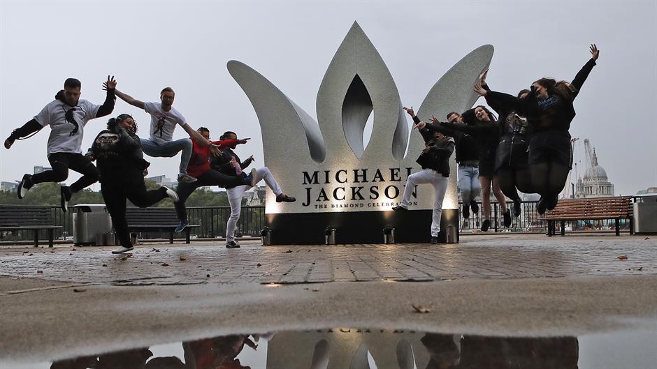 Počast Majklu Džeksonu - moonwalk kraj spomenika u Londonu