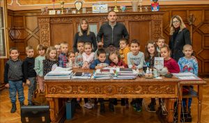 Počela „Dečija nedelja“ u Zrenjaninu, predškolci posetili kabinet gradonačelnika