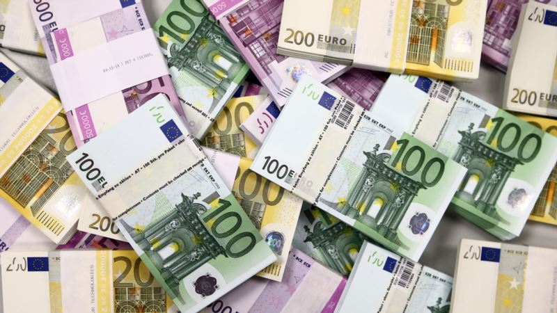 Počela isplata pomoći od 100 evra građanima Srbije