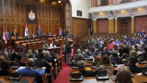 Počela sednica Skupštine Srbije, utvrđuje se dnevni red, opozicija i dalje bojkotuje