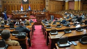 Počela sednica, opozicija dočekivala ministre ispred Doma Narodne skupštine