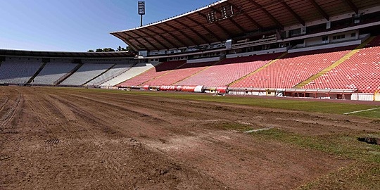Počela zamena trave na stadionu Rajko Mitić