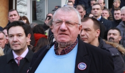 Poslanici SRS ostavili Vučiću knjigu o Srebrenici, prošetali centrom Beograda (VIDEO)