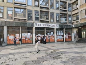 Počeo protest ispred Filozofskog fakulteta u Beogradu zbog navodne policijske torture nad studentom