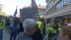 „Pustite ih napolje“: Građani traže oslobađanje aktivista na protestu ispred Palate pravde (FOTO/VIDEO)