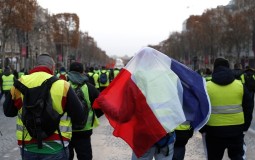 
					Protest Žutih prsluka: Izgredi u Parizu, stotine privedenih 
					
									