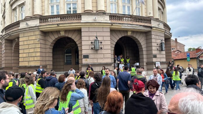Protest ispred niškog Univerziteta – studenti pitaju „Platforma čeka, šta vi čekate?“