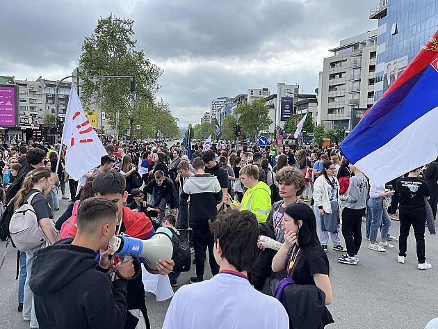 Počeo veliki protest srednjoškolaca, blokirana raskrsnica kod Futoške pijace