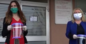 Podela zaštitnih vizira medicinskom osoblju u Šapcu