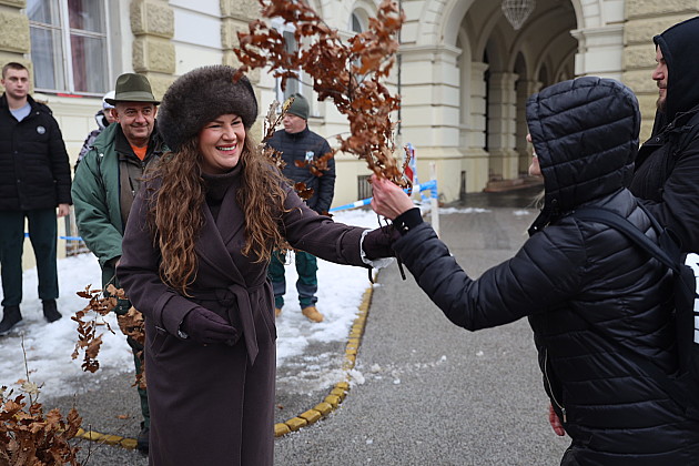 Podeljeni besplatni badnjaci na Trgu slobode i u okolini Novog Sada