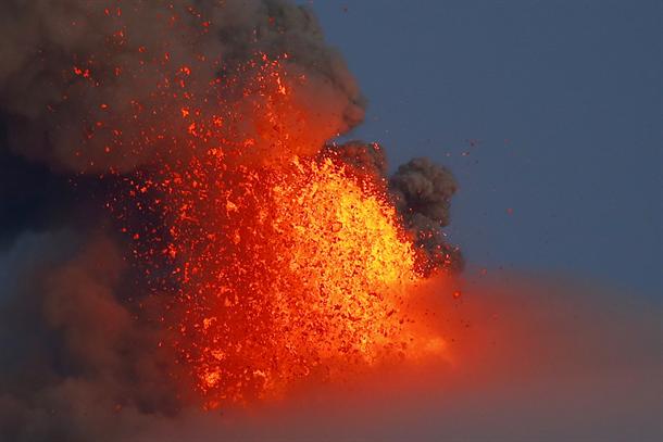 Podivljao Majon: Lava išla 600 metara uvis (VIDEO)