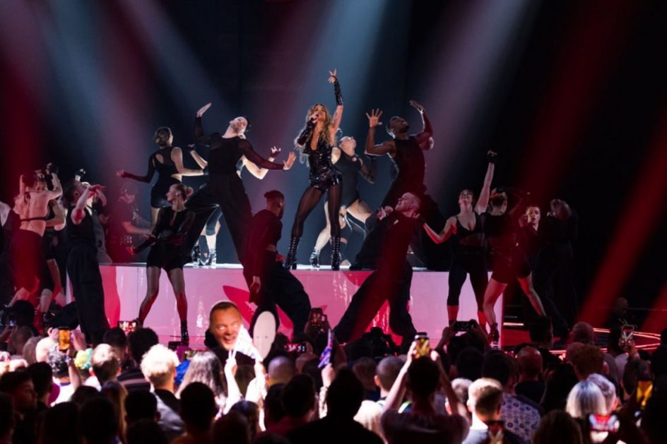 Podsetilo je na beg sa Kosova: Rita Ora na Eurosongu sa 12-godišnjom izbeglicom iz Ukrajine