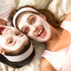 Podstiče regeneraciju kože i ublažava bore: Moćna maska za lice od samo 3 sastojka! (RECEPT)