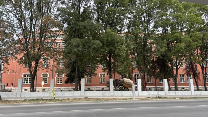 Pogibija žene na gradilištu u Nišu pokrenula pitanja bezbednosti, PSG zahteva hitnu istragu i odgovornost