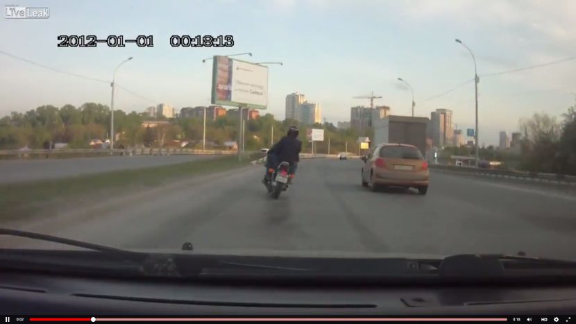 Poginuo na licu mesta: Kakva kobna procena ruskog motocikliste (VIDEO)