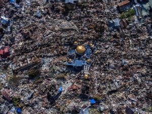 Pogled na ruševine i preživljavanje nakon cunamija u Indoneziji