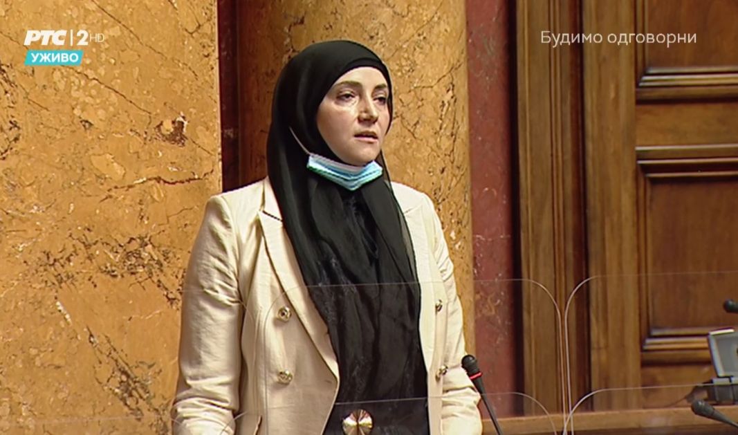 Pogledajate prvi govor muslimanke sa hidžabom u Skupštini Republike Srbije