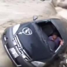 Pogledajte UŽASAVAJUĆI trenutak kada je poplava bacila njegov auto KAO KUTIJU ŠIBICA (VIDEO)