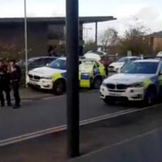 Pogledajte VIDEO SNIMAK kako engleska policija upada kod NAORUŽANOG OTMIČARA 