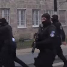 Pogledajte kako Kurtijeva policija napada SRPSKU DECU: Terorista nasred ulice stezao maturanta za vrat - sramne scene (VIDEO)