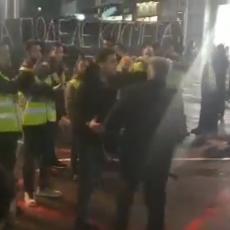 Pogledajte kako demonstranti guraju deku i ne daju mu da prođe (VIDEO)