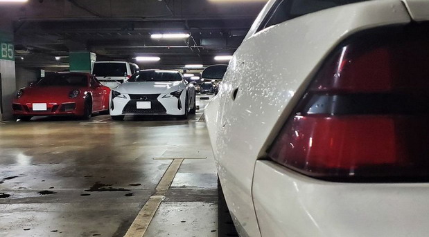 Pogledajte kako su Japanci na vreme parkirali svoje sportske automobile u garaže tržnih centara