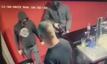 Pogledajte snimak nesvakidašnje pljačke kladionice kod Kruševca: Upali su maskirani i naoružani pištoljem i puškom, a izašli praznih šaka (VIDEO)