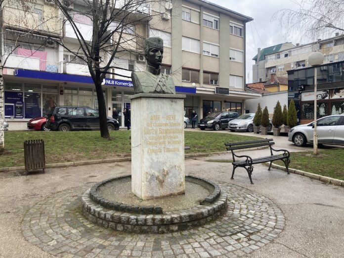 Pogrešan datum rođenja i smrti ili namerna simbolika na spomen-bisti vojvode Koste Vojinovića u Prokuplju