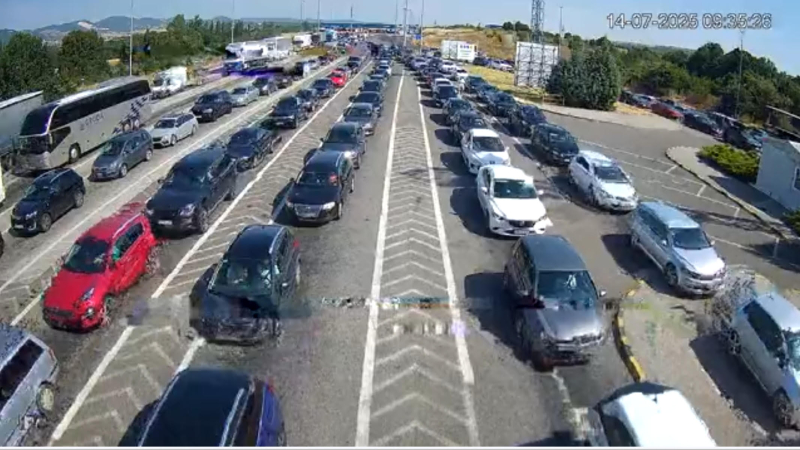 Pojačan saobraćaj, na putničkom terminalu graničnog prelaza Preševo čeka se oko sat