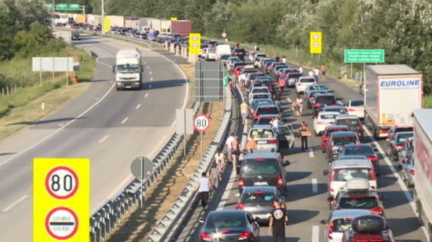 Pojačan saobraćaj u Srbiji, gužve na granicama