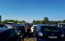 
					Putnička vozila na Horgošu čekaju pet sati 
					
									