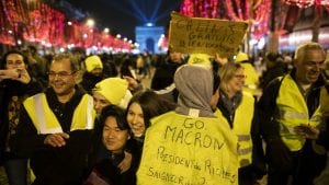 Pojačane mere bezbednosti u Parizu, Makron ne odustaje od programa