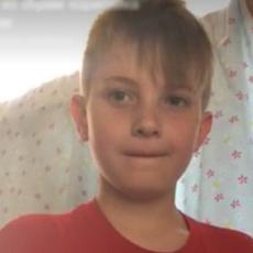 Pojeo je BLAM: Majka morala da se JAVNO IZVINI zbog poruke na majici koju je OSNOVAC obukao u školu (FOTO/VIDEO)