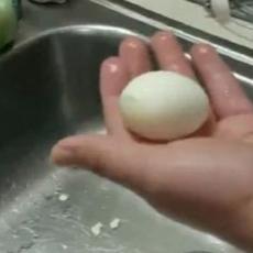 Pokazao je GENIJALAN trik i oljuštio jaje za 10 SEKUNDI! Mnogi su ipak primetili OVAJ PROBLEM (VIDEO)
